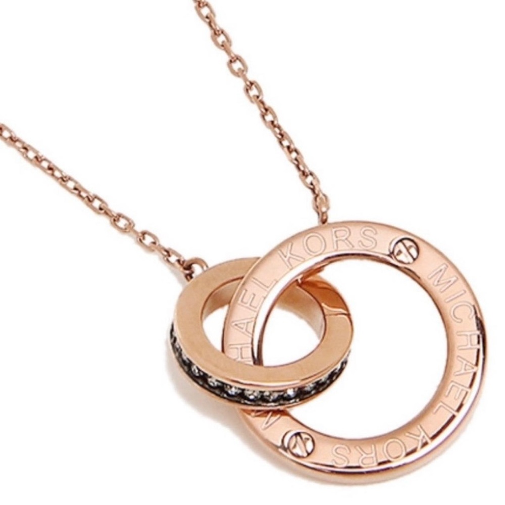 Elegant Gold Pendant Necklace